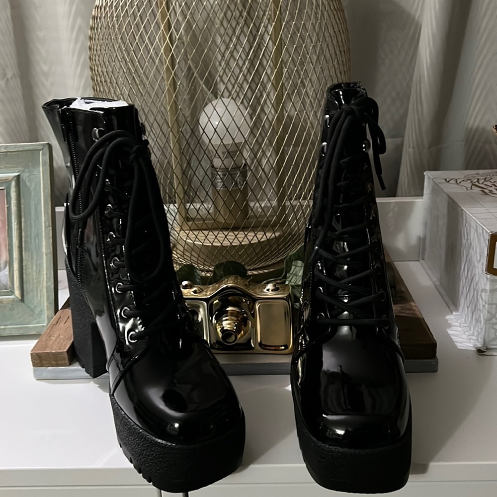GORGEOUS PATTERN LEATHER CHUNKY HEEL BOOTS ****PRICE IS FIRM****